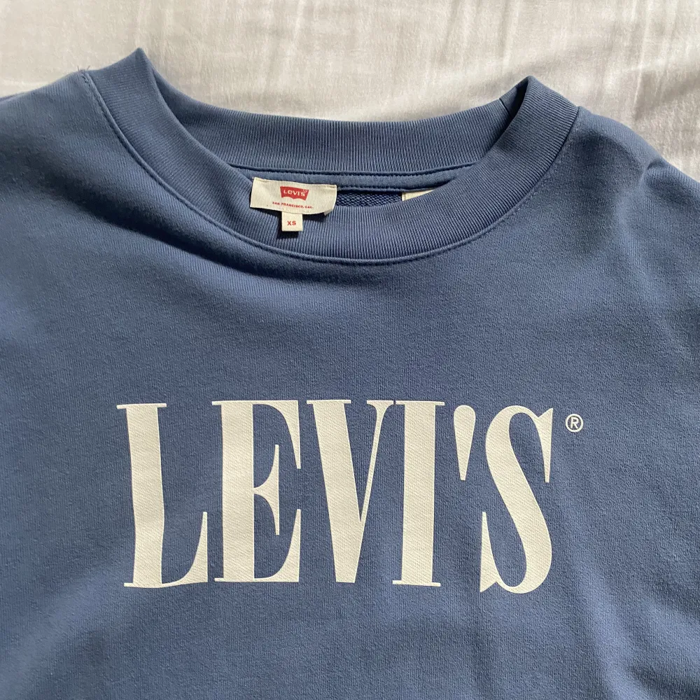 En fin Levis tröja i jättebra skick. Säljer då den inte kommer till användning.. Tröjor & Koftor.
