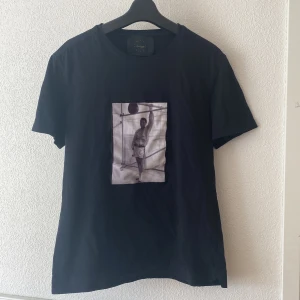 Limitato t-shirt - Helt felfri limitato t shirt som köptes på nk förra våren. Kvitto box och tags följer med i köpet tillsammas med allt i boxen. Pris kan diskuteras 