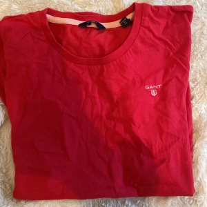 Gant T-shirt  - Körsbärsrosa T-shirt från gant 