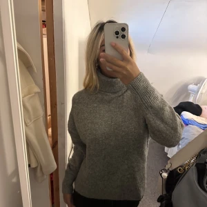 Grå stickad tröja  - Skit snygg grå stickad tröja av ull. Aldrig använd därav bra skick. Fint och ha över klänning eller bara ha som vanligt. 