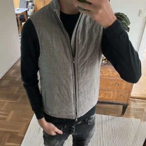 Oscar Jacobsson Väst - Säljer min gråa väst från Oscar Jacobsson som aldrig riktigt kommit till användning. Den är i storlek 46, alltså S, men passar också M. Nypris: 3000kr, Mitt pris: 1099kr! Hör av er vid frågor, lyssnar även på prisförslag!