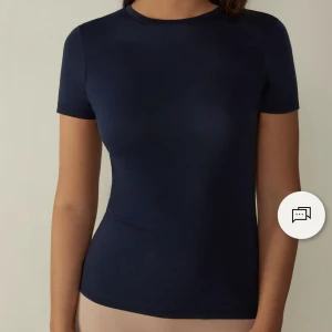 Intimissimi  - Säljer en mörkblå Intimissimi t-stort i storlek s säljer den för 160+frakt 