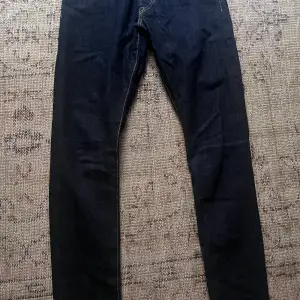 Storlek: 31/34 Skick: Helt oanvända, endast testade. Typ av jeans: Sullivan Slim  Nypris: 1200kr   Kan mötas upp i Stockholmsområdet.
