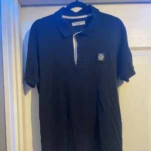 Stone Island Piké tröja  - Bra skick inga skador Lite tajt i storleken passar även folk som har S 