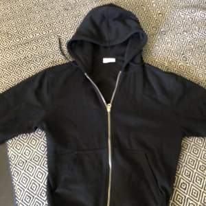 Tjena säljer min svarta weekday zip up i size s. Den är lätt använd och känns som helt ny.