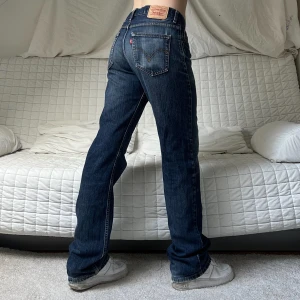 Levis Jeans - Midja: 87cm✨Innerben: 86cm✨Storleken som står är W34L34❤️Jag på bilderna är 172cm lång och brukar ha storlek 38🤗