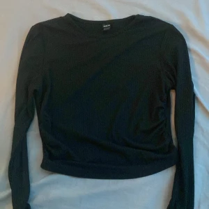 Svart tröja  - Köpt från shein! Har använts ett fåtal ggr, jätte skönt material och har jättesnygga detaljer på sidorna💕 den är i storlek S men passar mig som när xs! I bra skick 