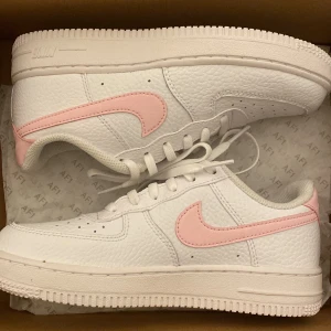 Rosa Air Forces - Vita Nike air force skor med rosa märke.