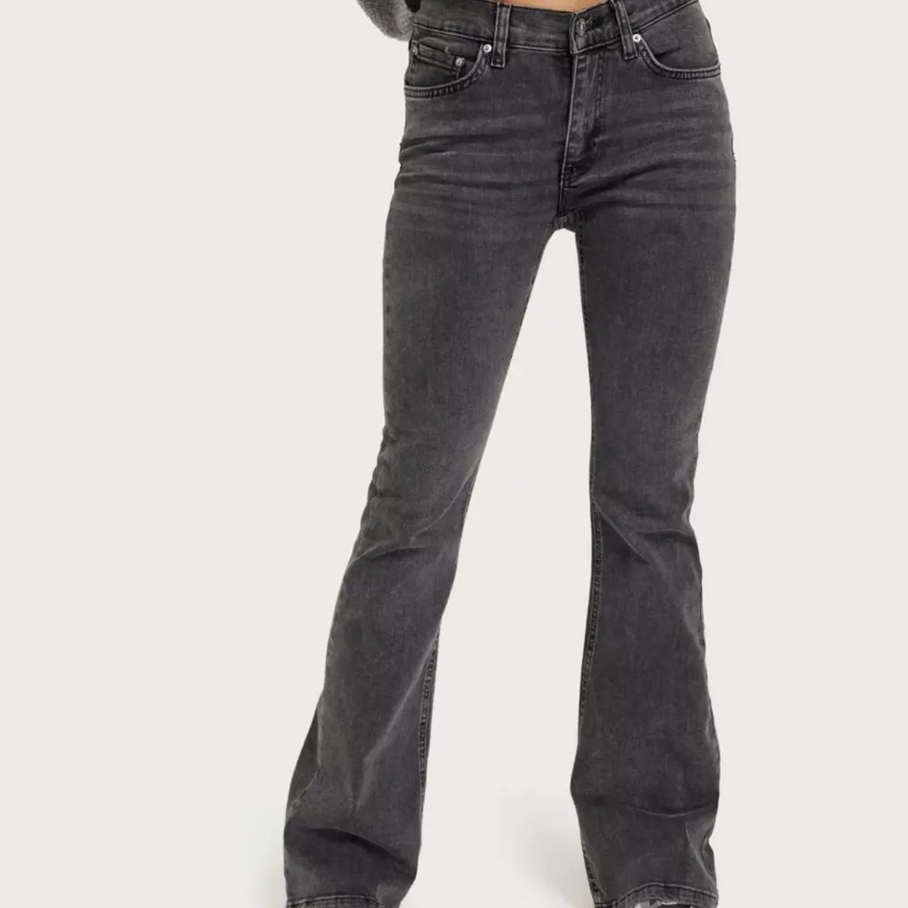 Säljer dessa jeans då jag köpte förstora. Köpte dom för en vecka sedan så aldrig använda men har råkat sluta bort lappen så kan inte lämna tillbaka dom. Det är populära Jens som är nästintill slutsålda. Bootcut low waist jeans. Stl 36 nypris 499kr.. Jeans & Byxor.