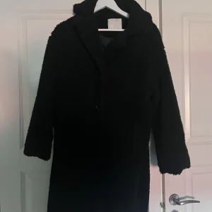 Lång bomullskappa  - Lång bomullskappa från Samsa Collection. Använd 3-4gr då den blivit för liten. 