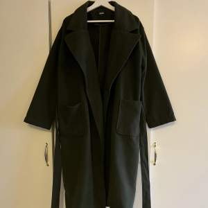 Säljer denna magiska mörkgröna kappan från Lojsan Wallins kollektion för Bubbleroom i storlek 40 och i nyskick😊