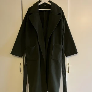 Lojsan Wallin x Bubbleroom kappa - Säljer denna magiska mörkgröna kappan från Lojsan Wallins kollektion för Bubbleroom i storlek 40 och i nyskick😊