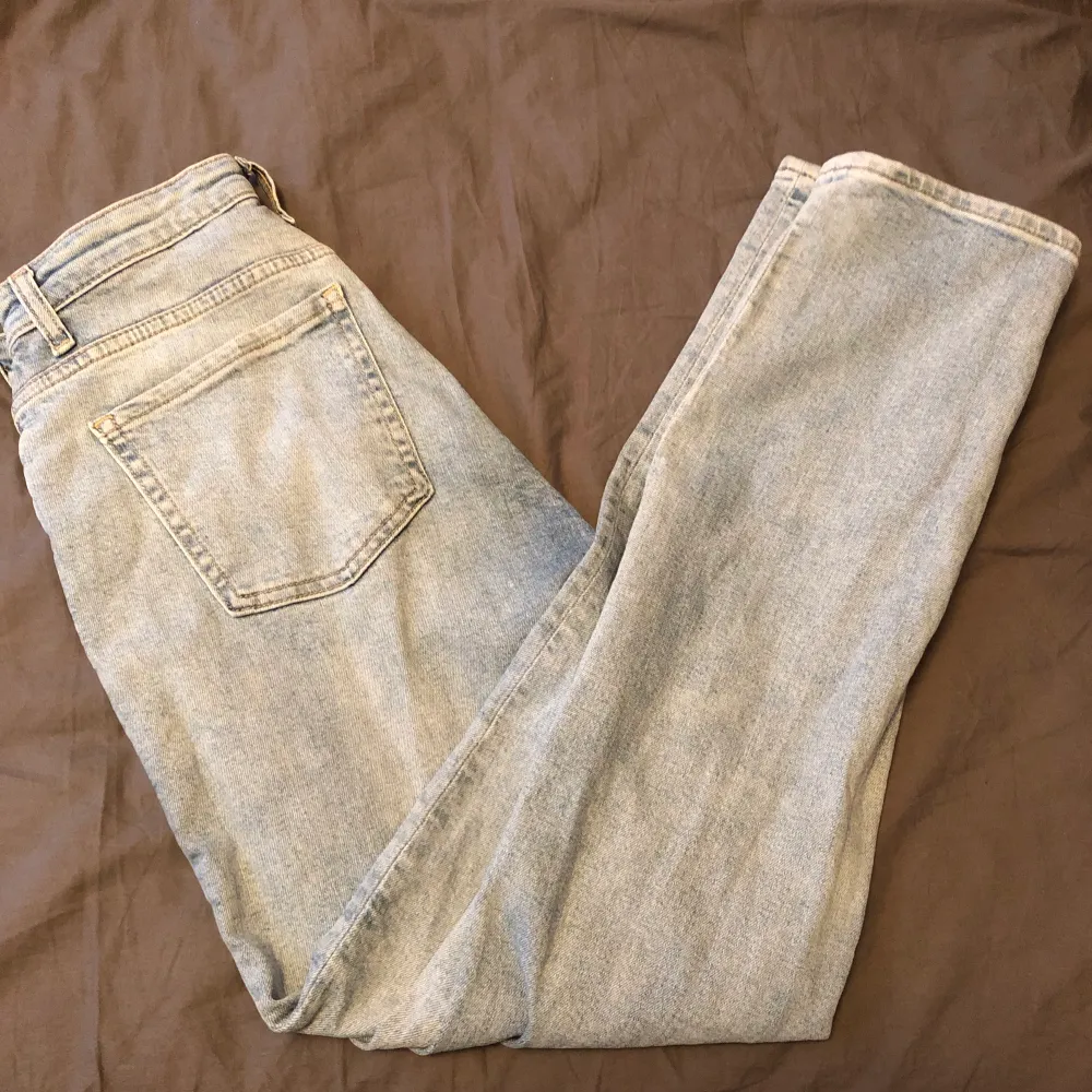 Straight jeans från cubus i strl s/32. Innerbenslängd är 73 cm. De ser mer blåa ut i verkligheten än på bilden. Priset kan diskuteras. . Jeans & Byxor.
