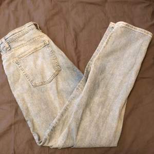 Straight jeans från cubus i strl s/32. Innerbenslängd är 73 cm. De ser mer blåa ut i verkligheten än på bilden. Priset kan diskuteras. 
