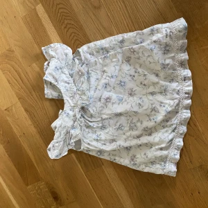 Newbie klänning - Mycket gott skick. Endast testad. Se storlek på bilden. 