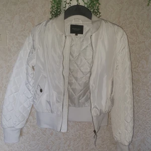 Vit bomberjacka  - Storlek: S, 10, 38. Liten i storleken. Oanvänd.