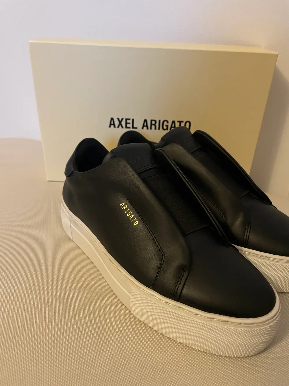 Säljer dessa Arigato skorna eftersom dom ej kommer till användning, dom är nästan aldirg använda ❤️. Skor.