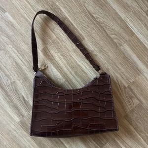 Handväska - Brun handväska, aldrig använd! 24x16cm