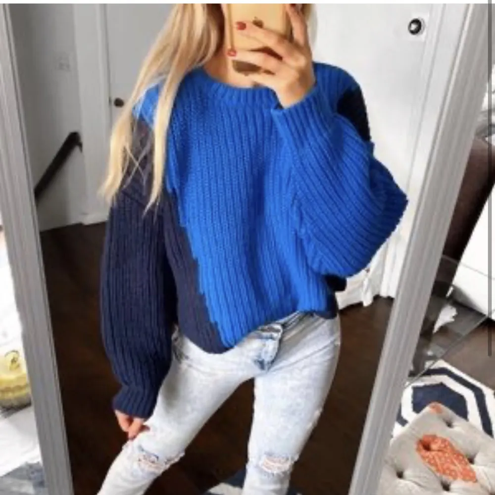 Säljer denhär assymetriska tröjan från Zara. Bilder är lånade. Den är använd men i bra skick och inte heller nopprig💗ANVÄND INTE KÖP NU. Neuletakit & Villapaidat.