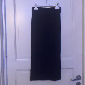 Lång svart kjol. Bara testad. 