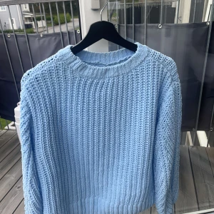 Blå stickad tröja - Väldigt fin tröja som är super gosig. Den är virkad med ett extremt lent material och blir inte för varm heller! Väldigt bra skick! Säljer då jag inte tycker färgen passar mig. 