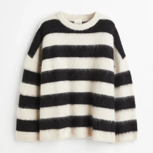 Mohair tröja - Supersnygg oanvänd mohair tröja ifrån H&m, storlek: Xs, men den är overzized och sitter perfekt på mig som har s/m annars i stickade tröjor❤️ köparen står alltid för frakt! Nypris: 600:-