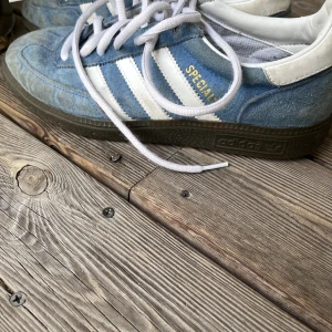 Adidas Spezial - Säljer dessa trendiga och snygga adidas spezial. Sköna men behövs rengöras :)
