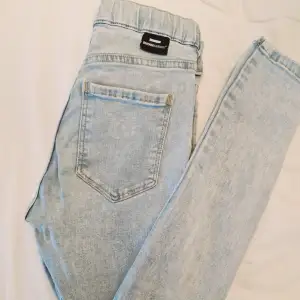 Super fina jeans,en söm har gått upp på ena bakfickan som man kan se på sista bilden