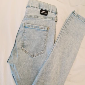 Dr denim jeans - Super fina jeans,en söm har gått upp på ena bakfickan som man kan se på sista bilden
