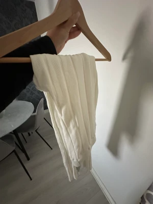 Vita ribbade byxor från H&M - aldrig använda. Storlek L men funkar definitivt M!
