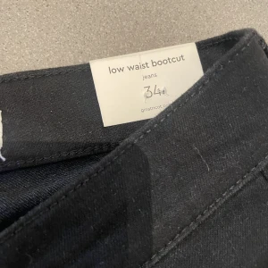 Jeans stl 34 - Säljer dessa oanvända lågmidjade byxorna från Gina i stl 34