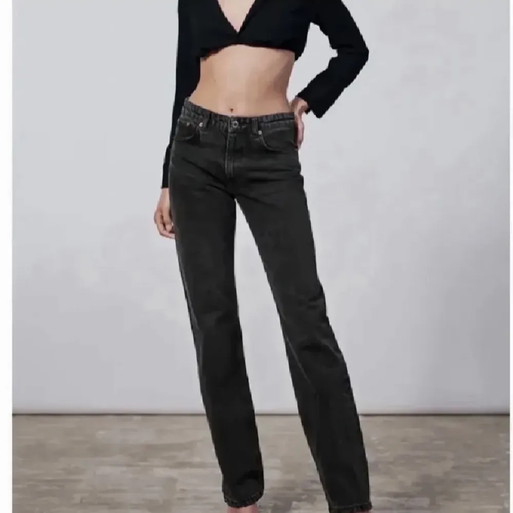 Säljer dessa mid waist jeansen ifrån zara. Dom säljs inte längre på hemsidan❤️. Jeans & Byxor.