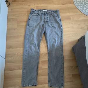 Säljer ett par Jack and Jones jeans i modellen Chris. Dom är i bra skick och har bara använts ett fåtal gånger. Som e i storlek 32x24