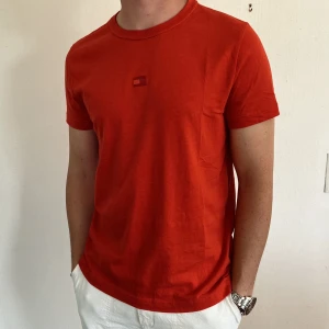 Tommy Hilfiger t-shirt använd 1 gång - Brandröd tisha med broderad hilfigerlogo framtill. Storlek M. Använd 1 gång 
