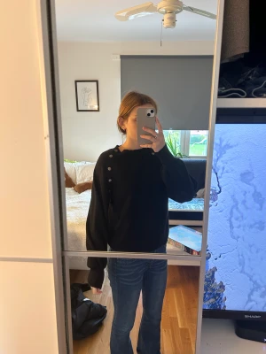 Stickad tröja  - En begagnad stickad tröja. Har små detaljer vid axlarna.  Jag  aldrig använt den men den är lite defekt i kragen där fram men går enkelt att laga 