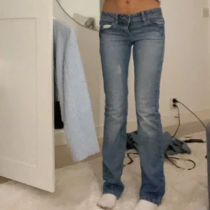 Lågmidjade jeans  - Säljer dessa super fina lågmidajde jeans 💕💕obbs dem har ett litet hål fram på låret som knappt syns men annars väldigt bra skick! (Jag är 165❤️)det står ingen storlek men passar perfekt på mig som brukar ha S Inerben är ca82 cm 