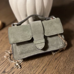 Liten axelväska/ festväska  - Säljer min lilla Axelväska med guldig kedja. Aldrig använd, jättefint skick! Köpt för 399kr 