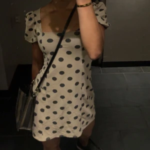 Kläning - Fin prickig kläning i strl s, säljer för att den tyvär inte kommer till använding längre🤍