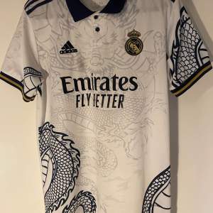 Hej säljer min Real Madrid tröja då jag fick den som present det är inte mitt favorite lag därför säljer jag den, den är i storlek L den är fin knappt använd! 