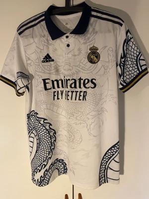 Real Madrid  - Hej säljer min Real Madrid tröja då jag fick den som present det är inte mitt favorite lag därför säljer jag den, den är i storlek L den är fin knappt använd! 