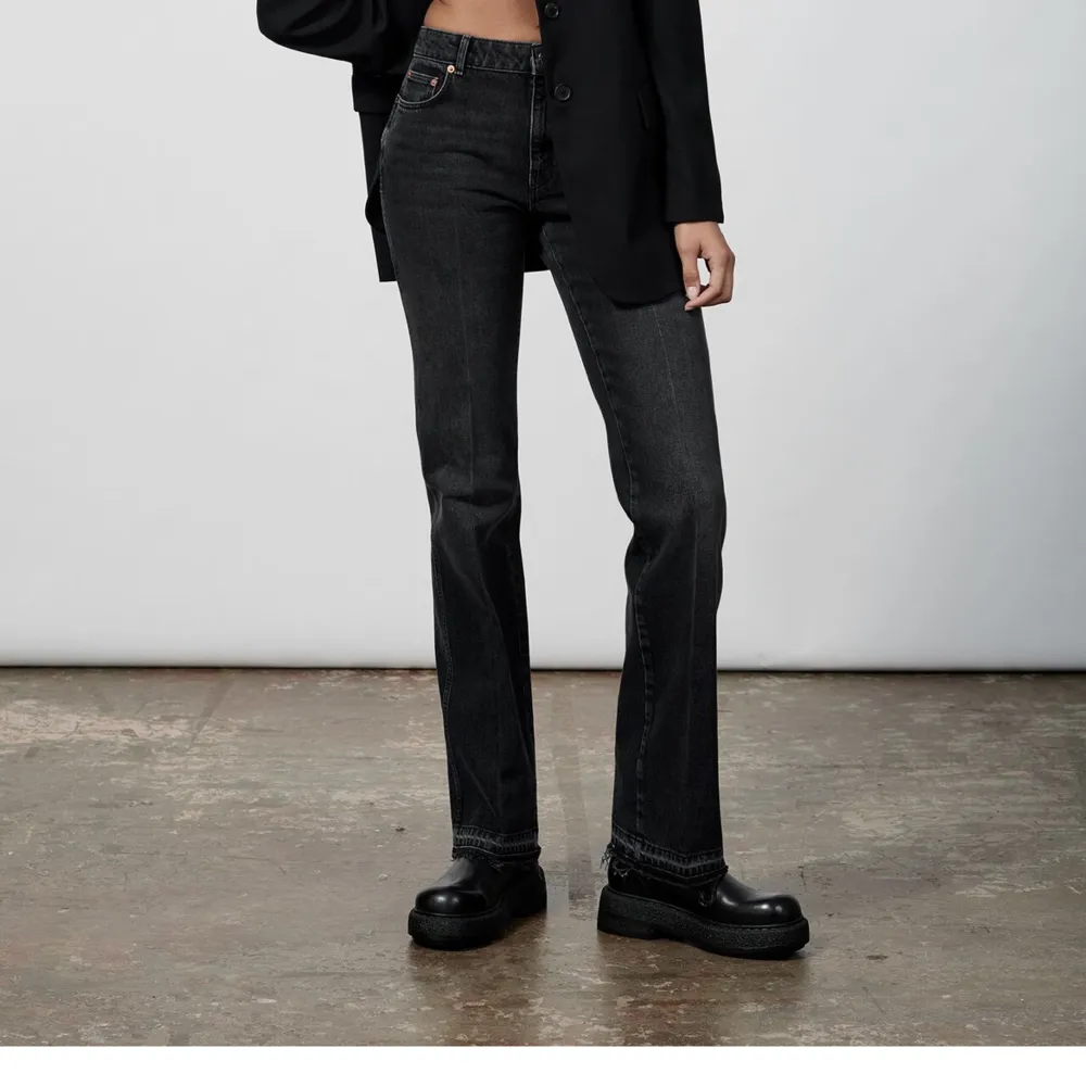 Ett par mörkgråa/svarta jeans från Zara. Använda, men är i bra skick✨. Jeans & Byxor.