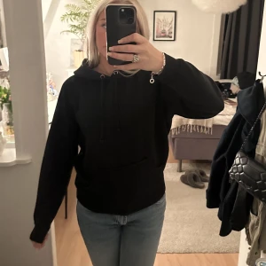 Svart hoodie - Säljer då den ej kommer till användning, hör av er vid frågor!