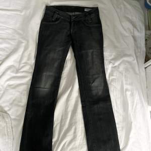 Snygga jeans i märket ”Lee” inga tydliga defekter💕 midjemått: 39cm (rakt över) innerbenslängd: 76cm. Vid fler frågor skriv privat🙏 
