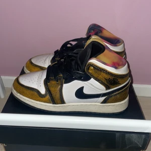 Jordans - Super snygga Jordans i storlek 36 men funkar för mig som är 37. Skick 8/10 har använt sparmsamt fick dem för 2 månader sen. Box och extra oöppnat snöre medföljer. Pris kan diskuteras.