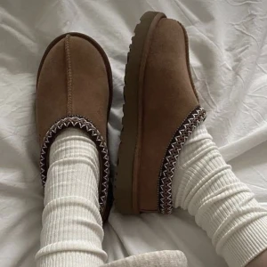 Ugg tasman  - Säljer dessa inneskorna / tofflorna som ser precis ut som Ugg tasman, det är dock ett annat märke men fortfarande 100% fårskinn. Jättefint skick, köpt i Australien av ett australienskt märke. Supervarma och sköna inför hösten/vintern. Använd gärna köp nu💗