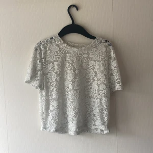 Tshirt - Säljer denna tshirt då den inte kommer till användning skulle säga ty den passar bra på s men öven xs ser dock inte vd de är för storlek då lappen är bortklippt