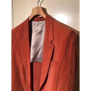 Korallfärgad sammetskavaj - Superfin tunn kavaj i sammet/velvet material i rosa/korallorange färg🍑Storlek S men oversized modell.  Mått axel till axel är 52cm och kavajens längs är 75cm