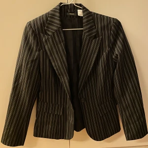 Kavaj 36/38 - Kavaj säljes, storlek 38 men passar bättre som 36!! 