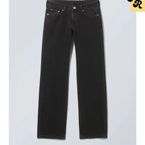Weekday arrow jeans - Säljer dessa lowaist Weekday jeans i både svart och blå, inga defekter, hör av dig för egna bilder, nypris 590kr 200kr styck/350 för båda 