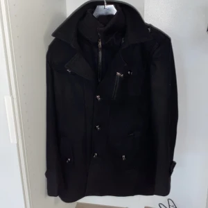 Coat jacka från Stockholms mode  - Hej säljer nu denna då den var för stor på mig den är XL men passar l eftersom den är lite kortare i armarna. |ny pris 2000kr|